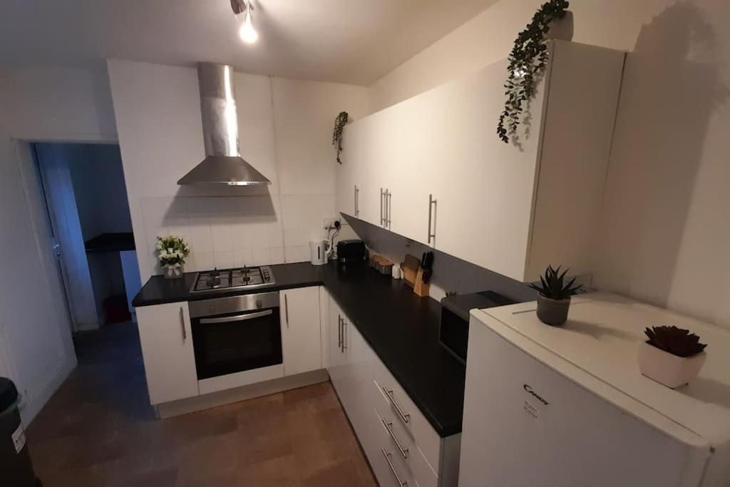 Spacious 4 Bedroom, Free Netflix, Central Location Cardiff Bagian luar foto