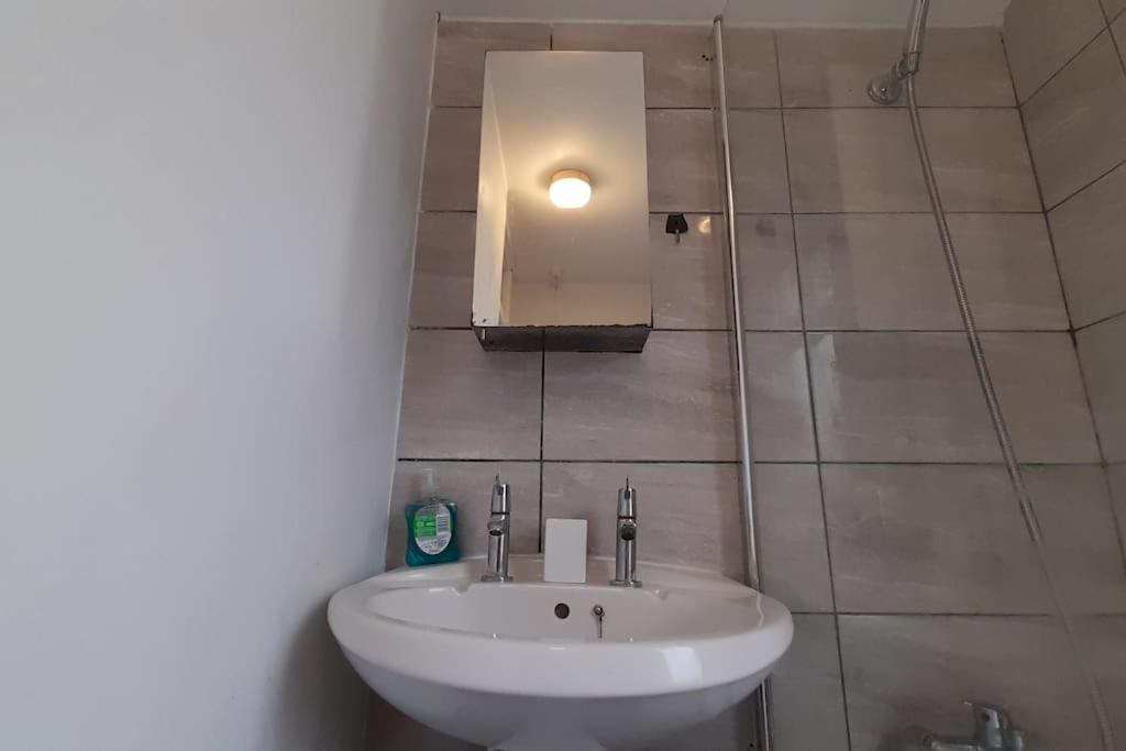 Spacious 4 Bedroom, Free Netflix, Central Location Cardiff Bagian luar foto