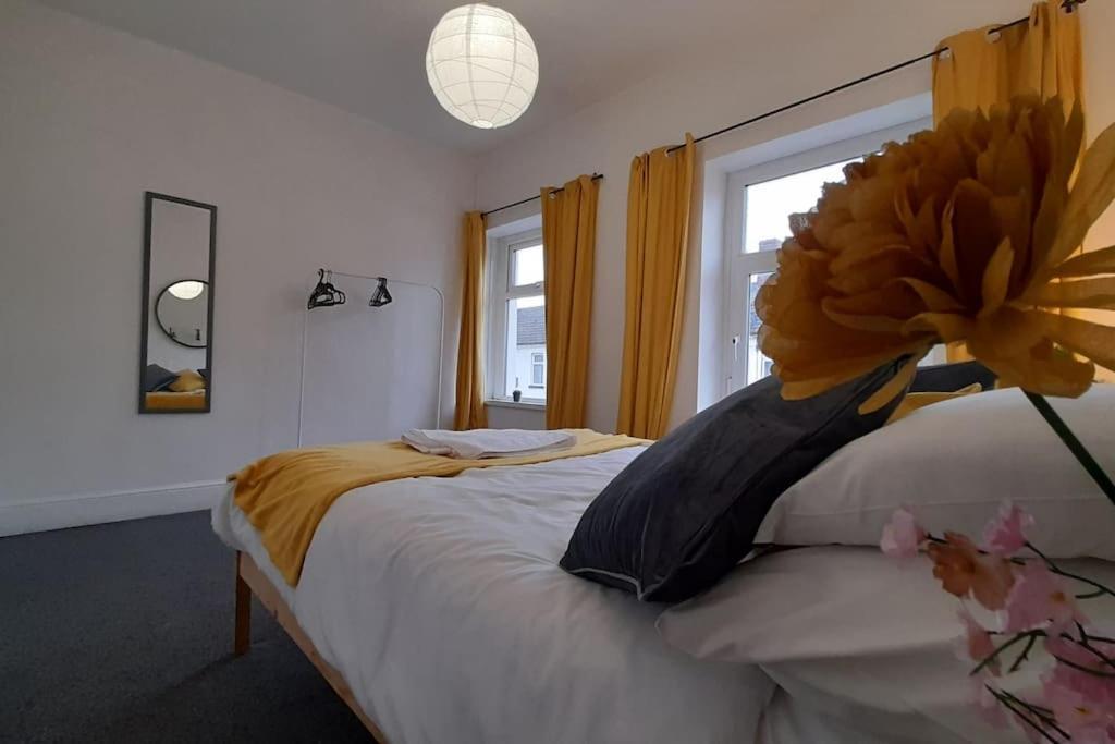 Spacious 4 Bedroom, Free Netflix, Central Location Cardiff Bagian luar foto