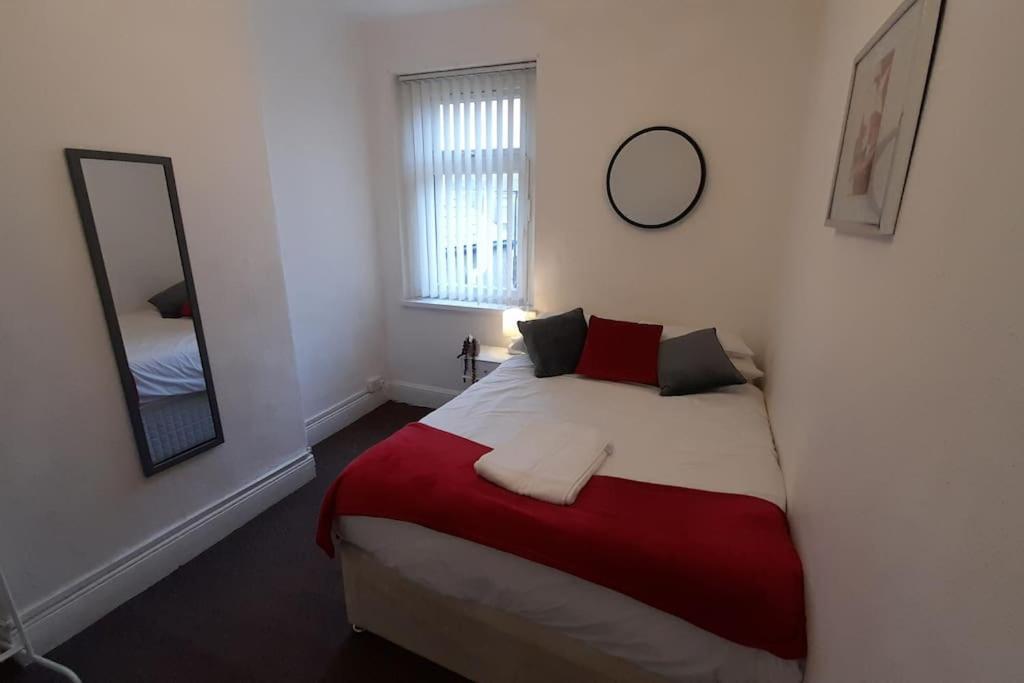 Spacious 4 Bedroom, Free Netflix, Central Location Cardiff Bagian luar foto