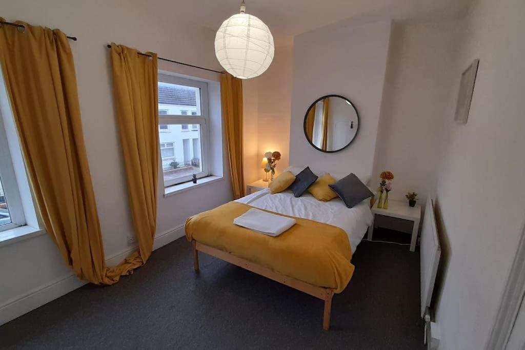 Spacious 4 Bedroom, Free Netflix, Central Location Cardiff Bagian luar foto