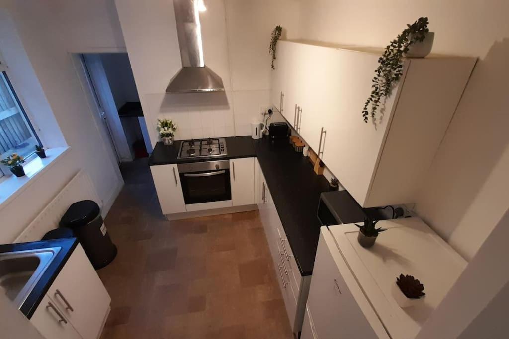 Spacious 4 Bedroom, Free Netflix, Central Location Cardiff Bagian luar foto