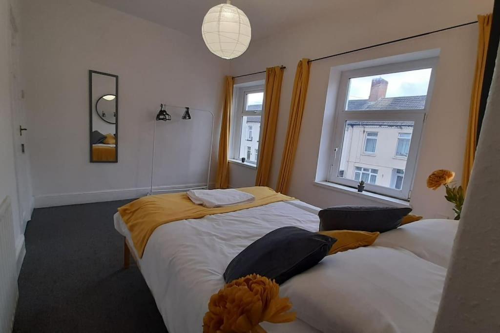 Spacious 4 Bedroom, Free Netflix, Central Location Cardiff Bagian luar foto