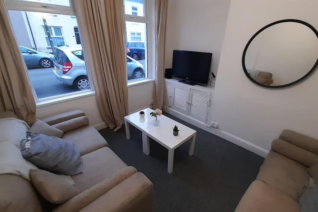 Spacious 4 Bedroom, Free Netflix, Central Location Cardiff Bagian luar foto