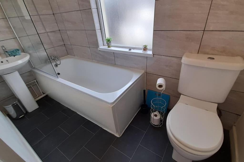 Spacious 4 Bedroom, Free Netflix, Central Location Cardiff Bagian luar foto