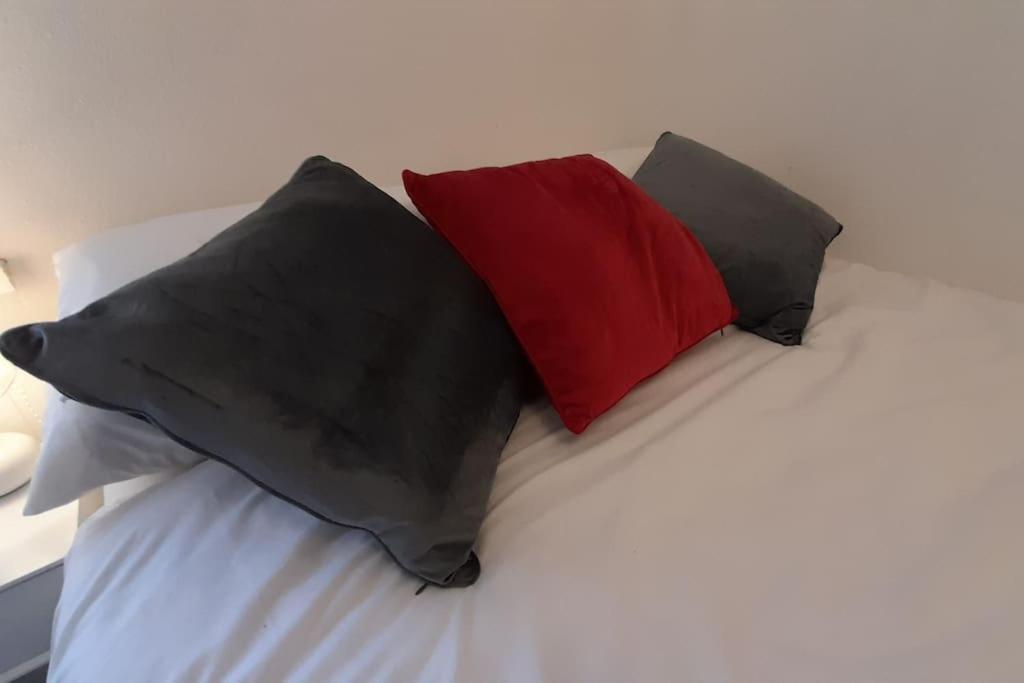 Spacious 4 Bedroom, Free Netflix, Central Location Cardiff Bagian luar foto