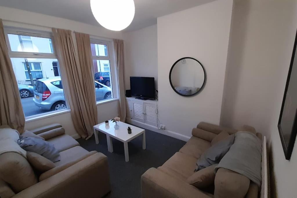 Spacious 4 Bedroom, Free Netflix, Central Location Cardiff Bagian luar foto