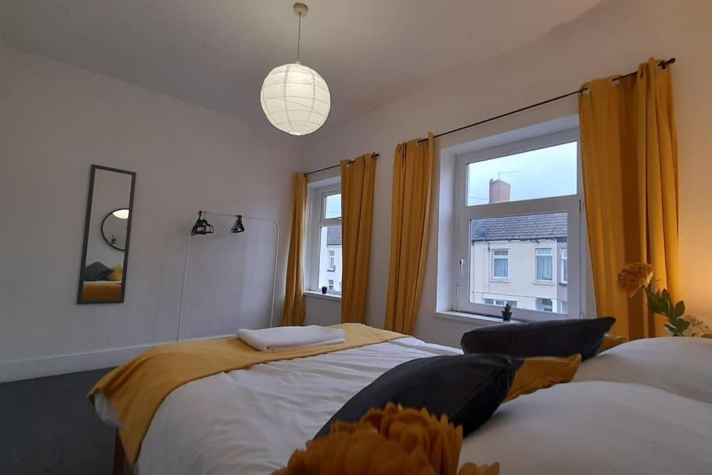 Spacious 4 Bedroom, Free Netflix, Central Location Cardiff Bagian luar foto