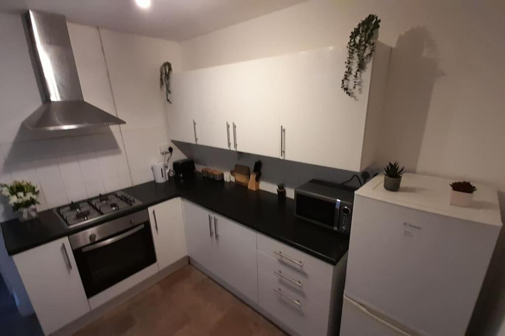 Spacious 4 Bedroom, Free Netflix, Central Location Cardiff Bagian luar foto