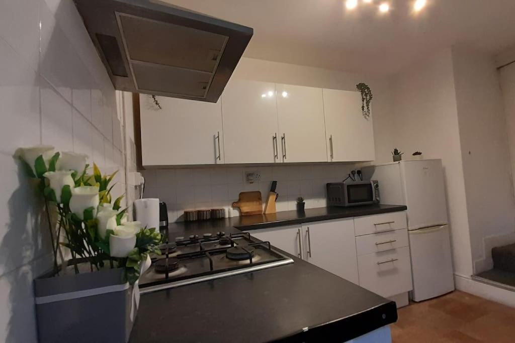 Spacious 4 Bedroom, Free Netflix, Central Location Cardiff Bagian luar foto