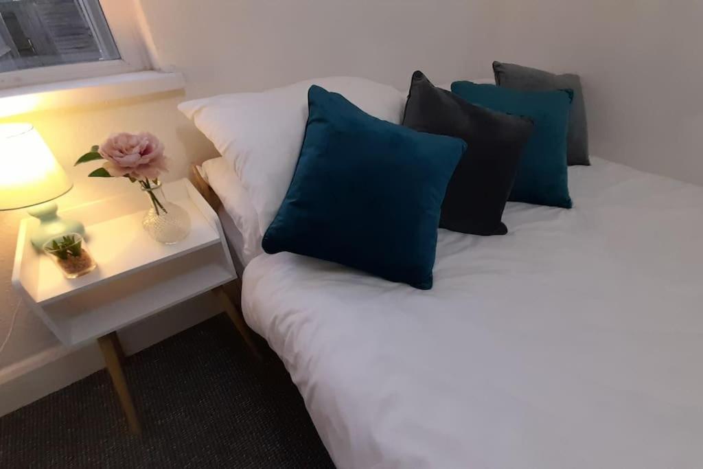 Spacious 4 Bedroom, Free Netflix, Central Location Cardiff Bagian luar foto