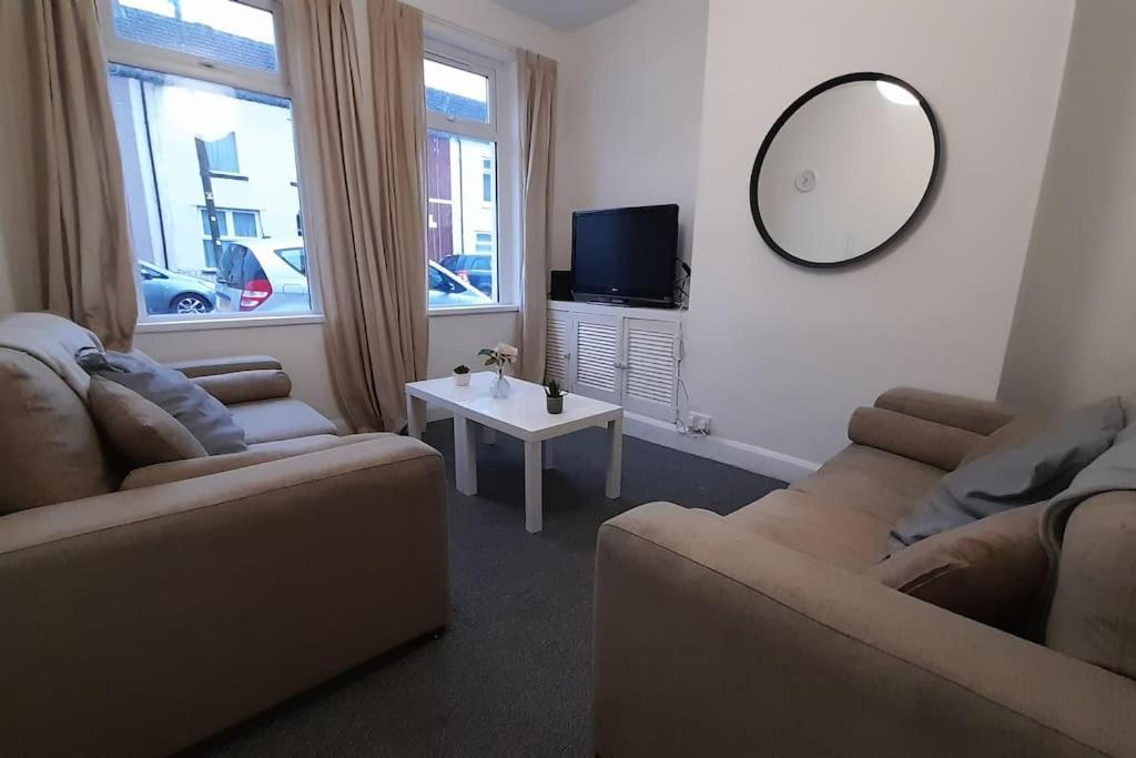 Spacious 4 Bedroom, Free Netflix, Central Location Cardiff Bagian luar foto