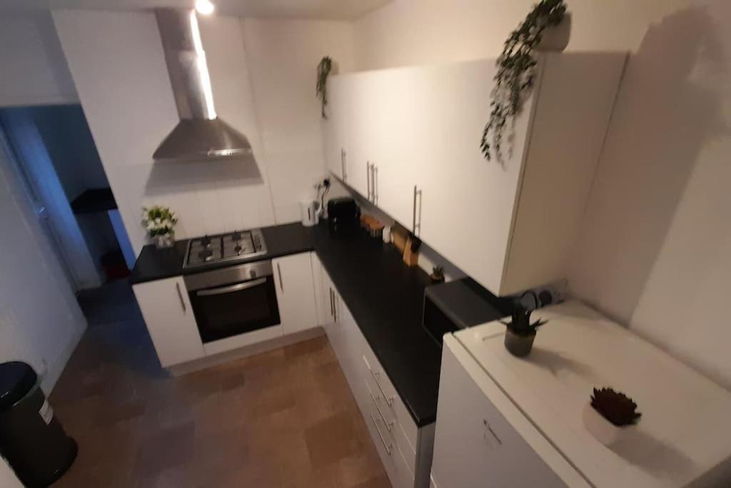 Spacious 4 Bedroom, Free Netflix, Central Location Cardiff Bagian luar foto