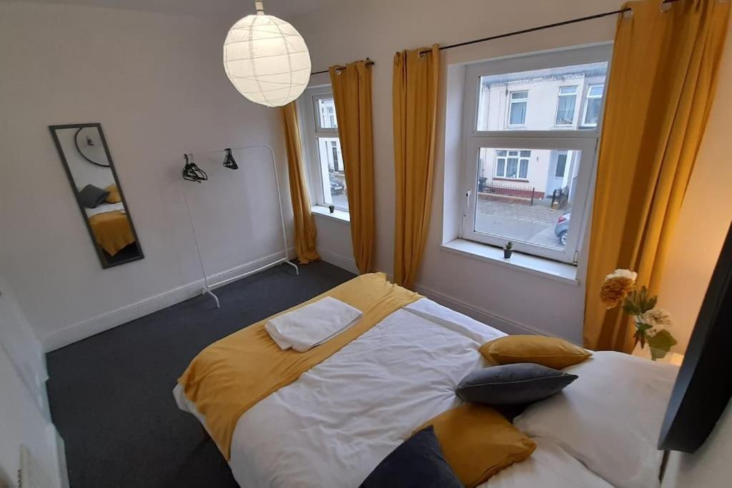 Spacious 4 Bedroom, Free Netflix, Central Location Cardiff Bagian luar foto