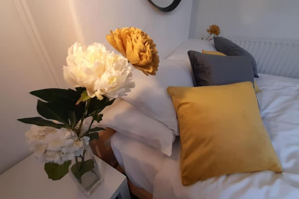 Spacious 4 Bedroom, Free Netflix, Central Location Cardiff Bagian luar foto